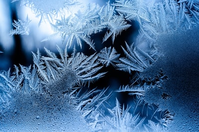 フロントガラスの凍結防止に役立つアイテムは 忙しい朝の必需品 車の綺麗を求めて