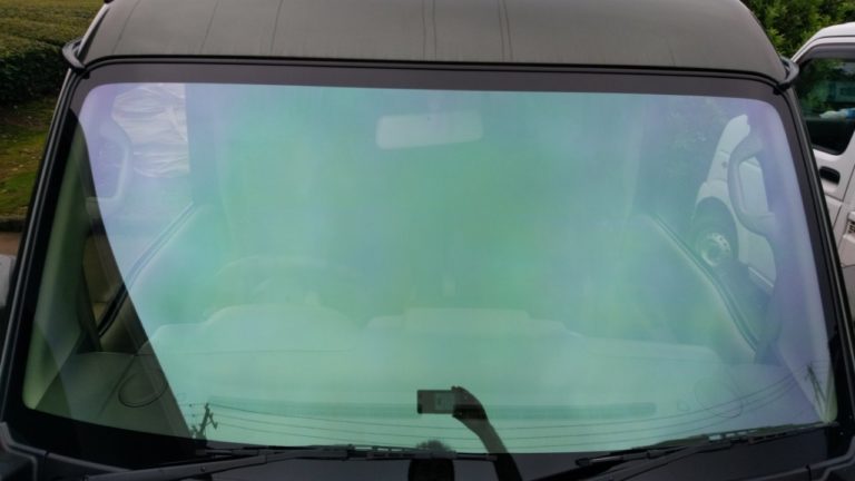 ホログラフィックフィルムをフロントガラスに貼ってみた 車の綺麗を求めて