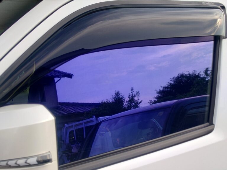 ハイエースのフロント3面の透過率は？カーフィルムは貼れるのか？│車